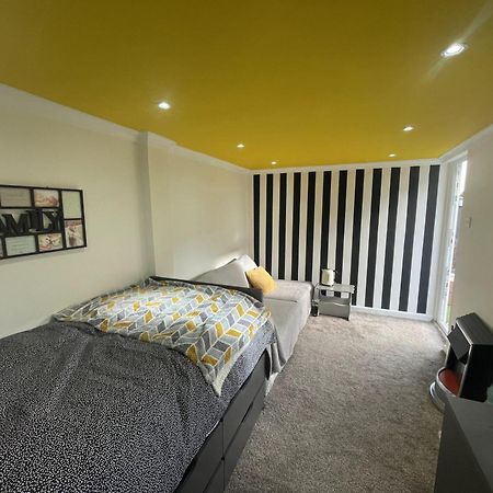 Beautiful Place To Live Near Heathrow Windsor Legoland & Free Parking Onsite バーナム エクステリア 写真