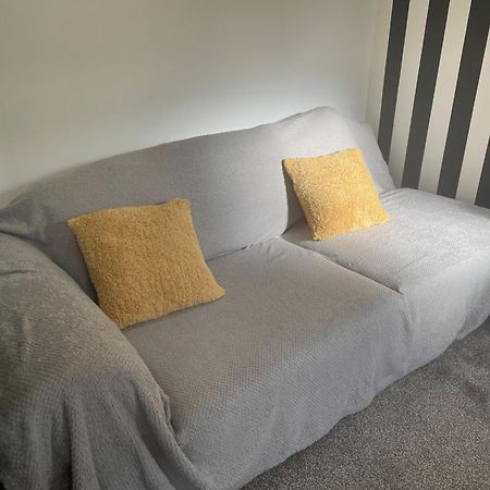 Beautiful Place To Live Near Heathrow Windsor Legoland & Free Parking Onsite バーナム エクステリア 写真