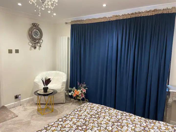 Beautiful Place To Live Near Heathrow Windsor Legoland & Free Parking Onsite バーナム エクステリア 写真