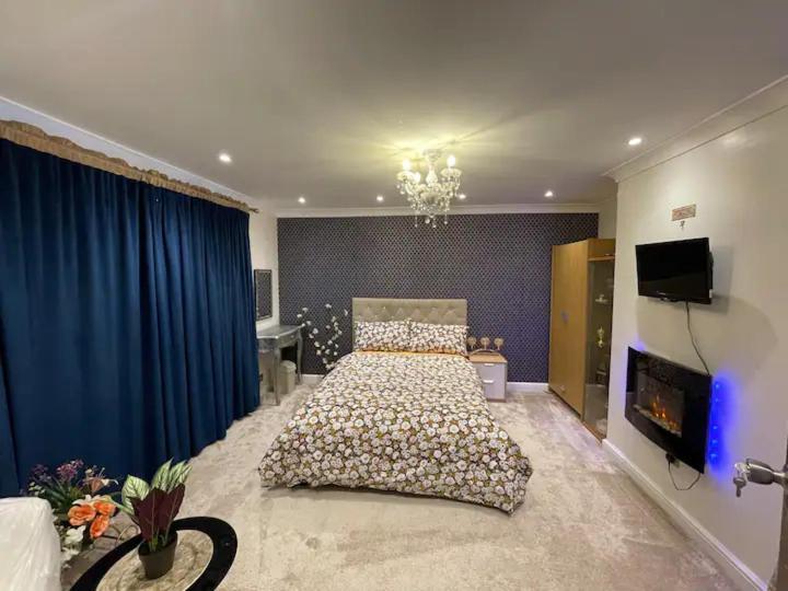 Beautiful Place To Live Near Heathrow Windsor Legoland & Free Parking Onsite バーナム エクステリア 写真